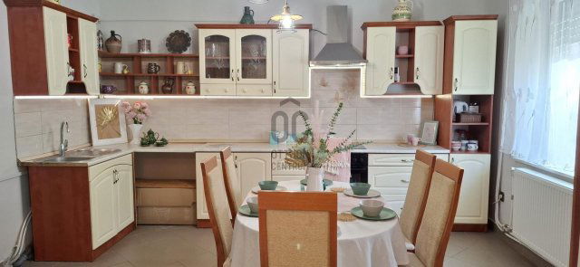 Eladó családi ház, Balatonkenesén 98 M Ft, 5 szobás