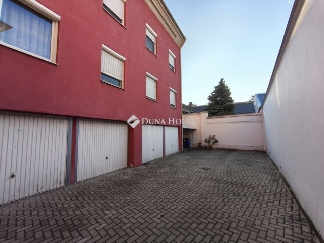 Eladó téglalakás, Kecskeméten 82 M Ft, 2+1 szobás