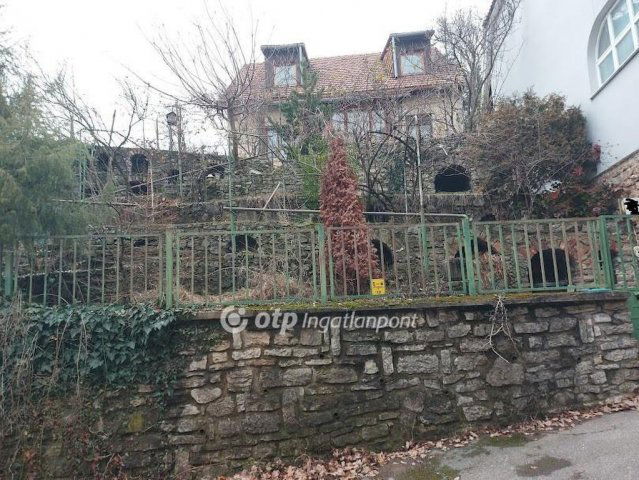 Eladó családi ház, Pécsett 73.8 M Ft, 4 szobás