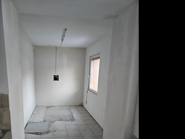 Eladó üzlethelyiség, Komlón 13.5 M Ft, 2+1 szobás