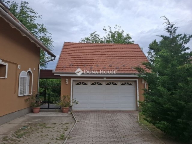 Eladó családi ház, Vecsésen 140.9 M Ft, 3 szobás