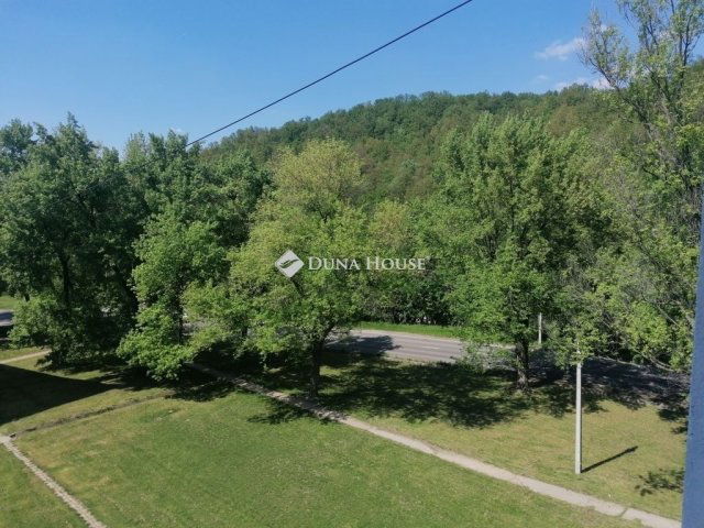 Eladó téglalakás, Komlón 16.9 M Ft, 2 szobás