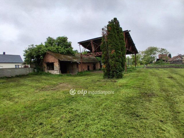 Eladó családi ház, Ácson 52 M Ft, 4 szobás