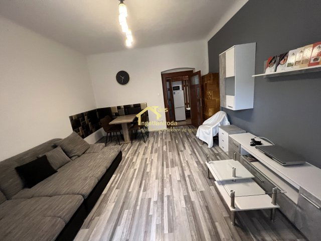 Eladó téglalakás, Győrött 50 M Ft, 2 szobás