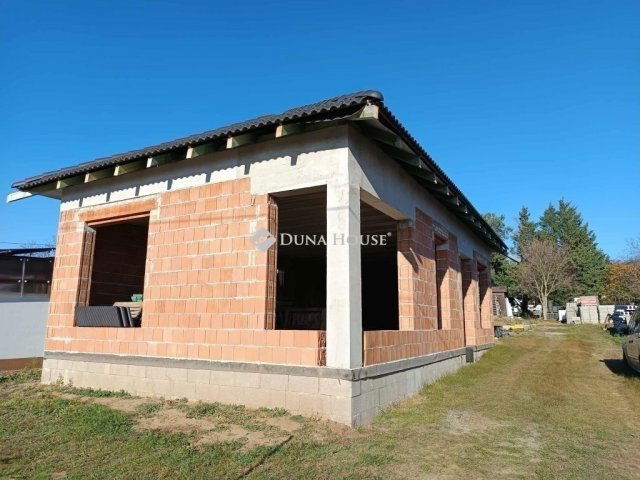 Eladó ikerház, Csörögön 69.9 M Ft, 4 szobás