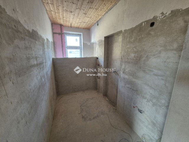 Eladó családi ház, Tatán 399 M Ft, 10 szobás