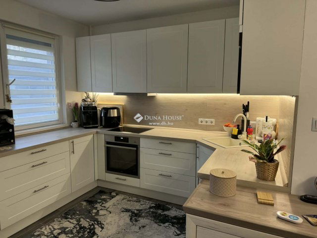 Eladó panellakás, Pécsett 54.9 M Ft, 2 szobás