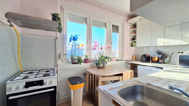 Eladó panellakás, Szegeden 56.9 M Ft, 2+2 szobás