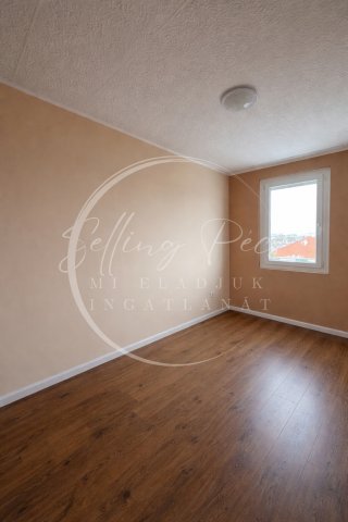 Eladó panellakás, Pécsett, Kenderföld utcában 33.8 M Ft