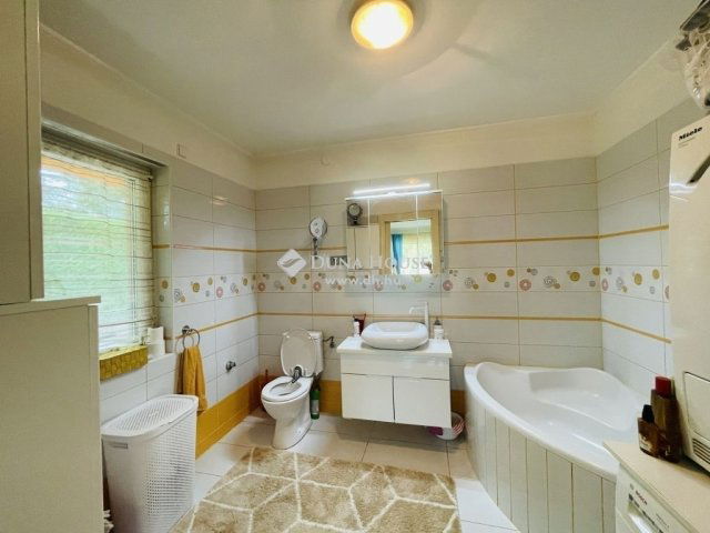 Eladó családi ház, Pócsmegyeren 139 M Ft, 3 szobás