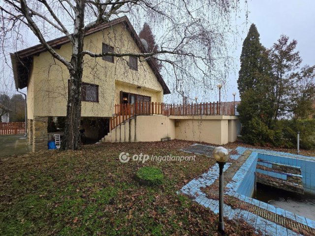 Eladó családi ház, Velencén 79.9 M Ft, 5+2 szobás