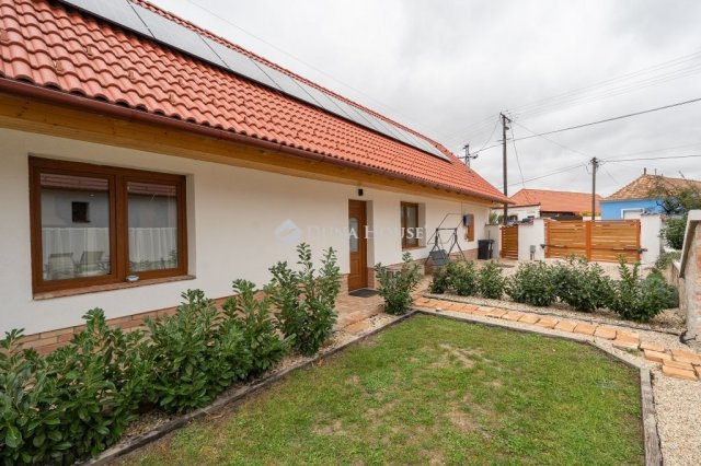 Eladó családi ház, Kecskéden 159 M Ft, 6 szobás