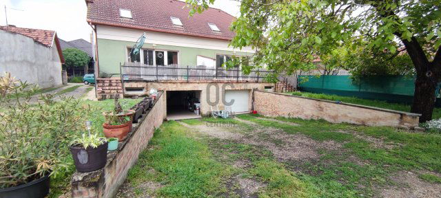 Eladó családi ház, Nagykőrösön 90 M Ft, 8 szobás