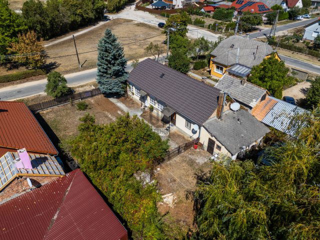 Eladó családi ház, Csákváron 33.9 M Ft, 3 szobás