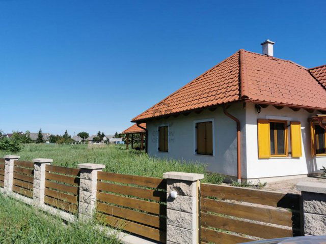 Eladó családi ház, Tótszentmártonon 130 M Ft, 2 szobás
