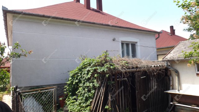 Eladó családi ház, Ajkán 68 M Ft, 4 szobás