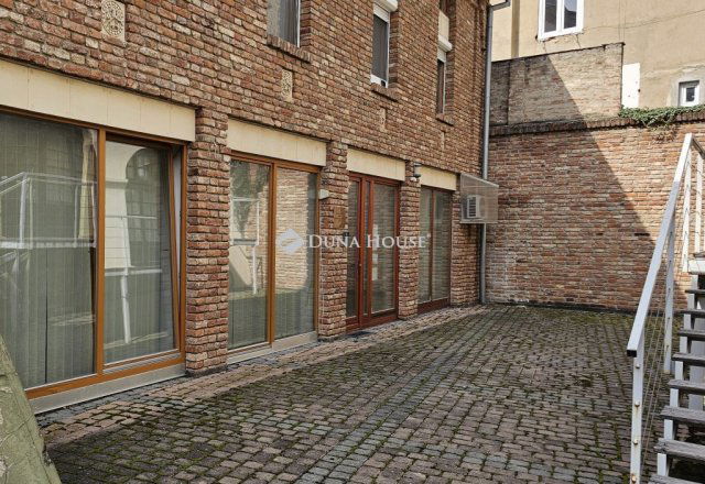 Eladó iroda, Pécsett, Jókai téren 59.99 M Ft