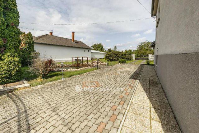Eladó családi ház, Győrzámolyon 84.5 M Ft, 6+1 szobás
