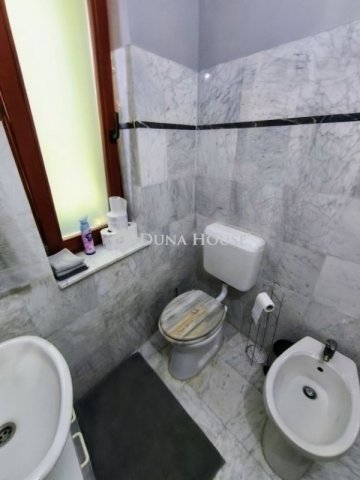 Eladó családi ház, Pécsett 120 M Ft, 6 szobás