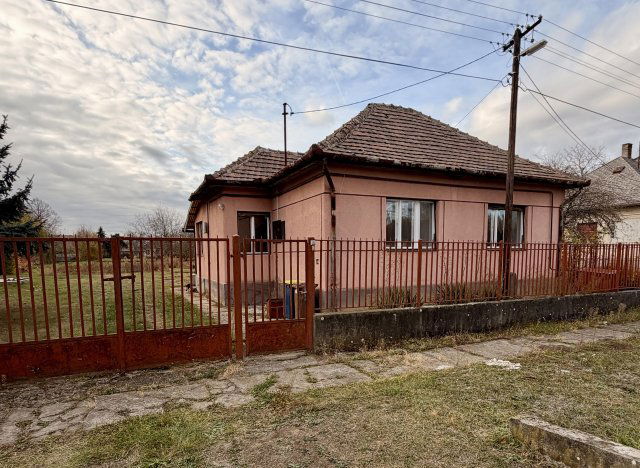 Eladó családi ház, Lőrinciben 32.8 M Ft, 2+2 szobás