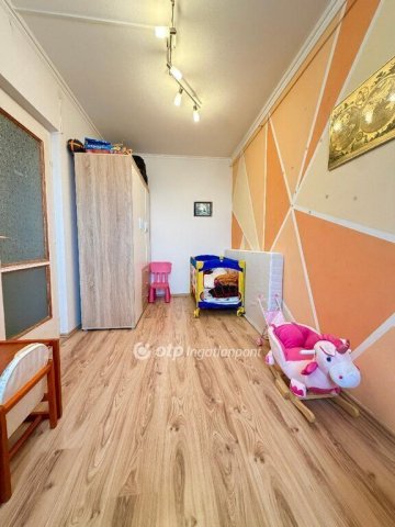 Eladó panellakás, Pápán 31.9 M Ft, 1+1 szobás
