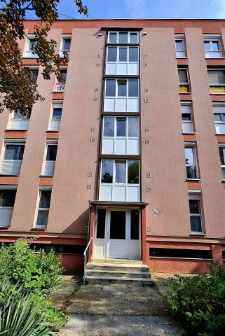 Eladó panellakás, Pécsett 41.8 M Ft, 2 szobás