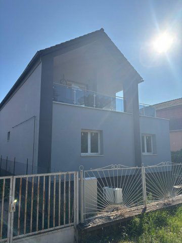 Eladó családi ház, Tatán 98 M Ft, 4 szobás