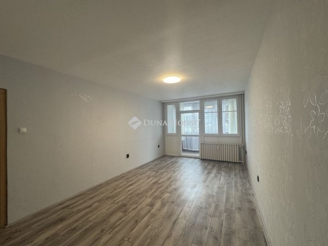 Eladó panellakás, Pécsett 53.9 M Ft, 3 szobás