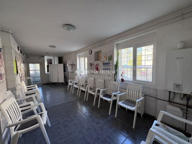 Eladó üzlethelyiség, Komlón 49.9 M Ft, 3 szobás