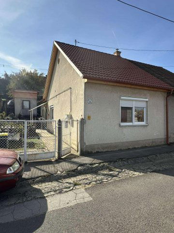 Eladó ikerház, Komlón, Akácfa utcában 28.9 M Ft, 2 szobás