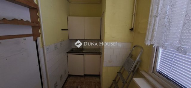 Eladó panellakás, Kecskeméten 39.8 M Ft, 2 szobás