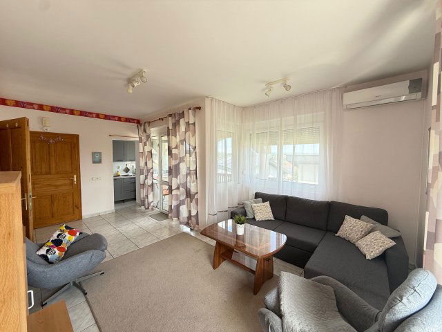 Eladó családi ház, Hévízen 300 M Ft, 14 szobás