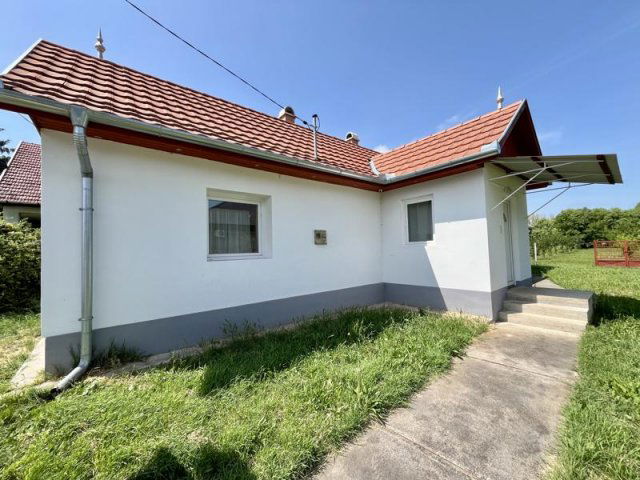 Eladó családi ház, Szentmártonkátán 33 M Ft, 2 szobás