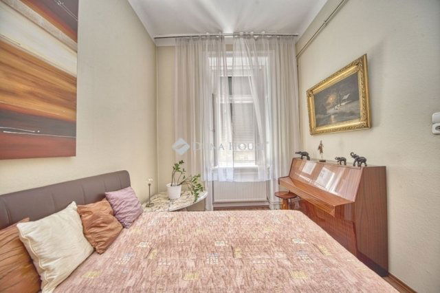 Eladó téglalakás, Budapesten, VIII. kerületben 171 M Ft