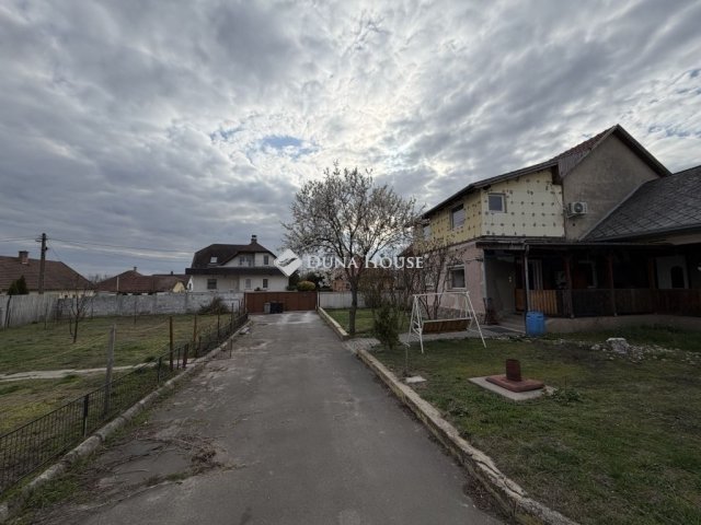 Eladó családi ház, Tápiószecsőn 69.4 M Ft, 8 szobás