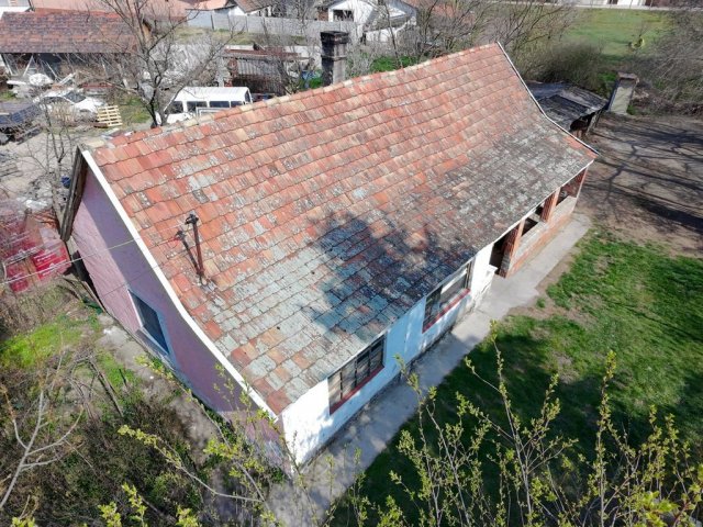 Eladó családi ház, Tasson 12 M Ft, 2 szobás