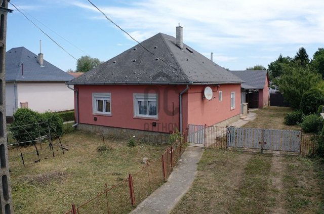 Eladó családi ház, Tótszentmártonon 32.9 M Ft, 5 szobás