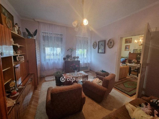 Eladó családi ház, Pápán 37.999 M Ft, 3 szobás