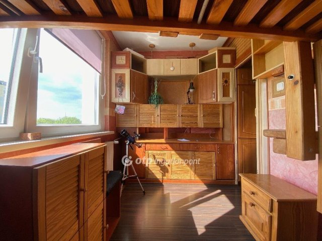 Eladó panellakás, Ajkán 31.5 M Ft, 1+1 szobás