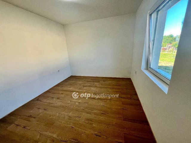 Eladó családi ház, Turán 37.99 M Ft, 2 szobás