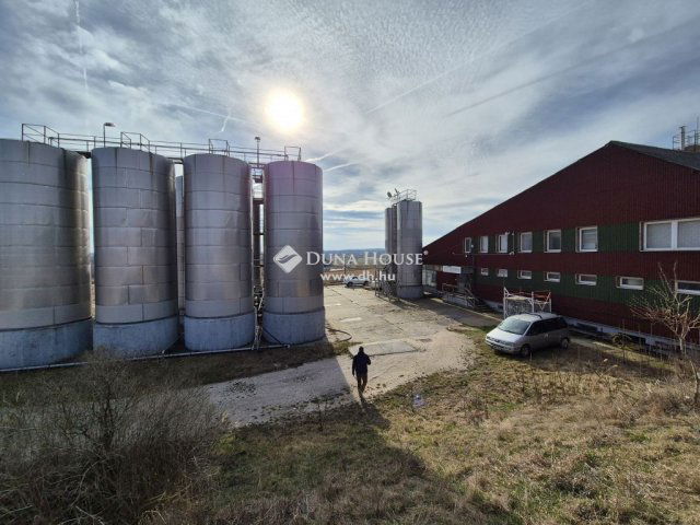 Eladó ipari ingatlan, Császáron 300 M Ft / költözzbe.hu