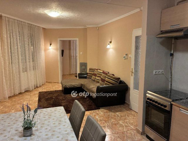 Eladó téglalakás, Gyulán 104 M Ft, 3+2 szobás