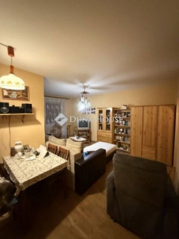 Eladó panellakás, Veszprémben 68.5 M Ft, 4 szobás