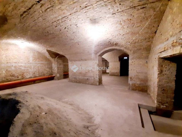 Eladó üzlethelyiség, Budapesten, VI. kerületben 120 M Ft