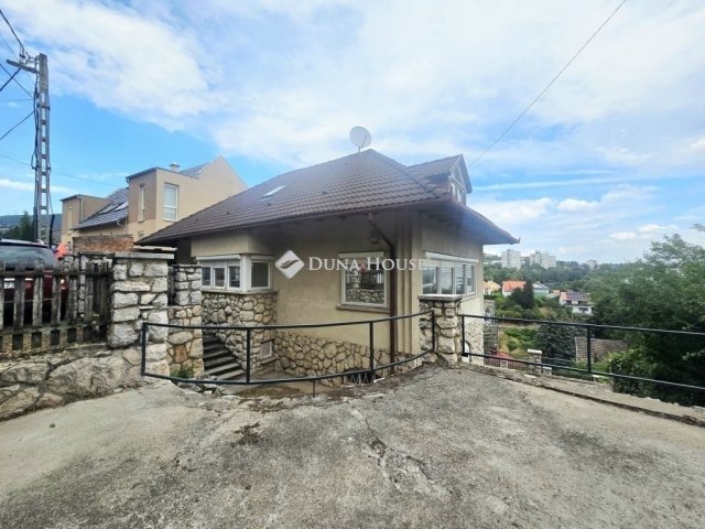 Eladó családi ház, Pécsett 150 M Ft, 6 szobás