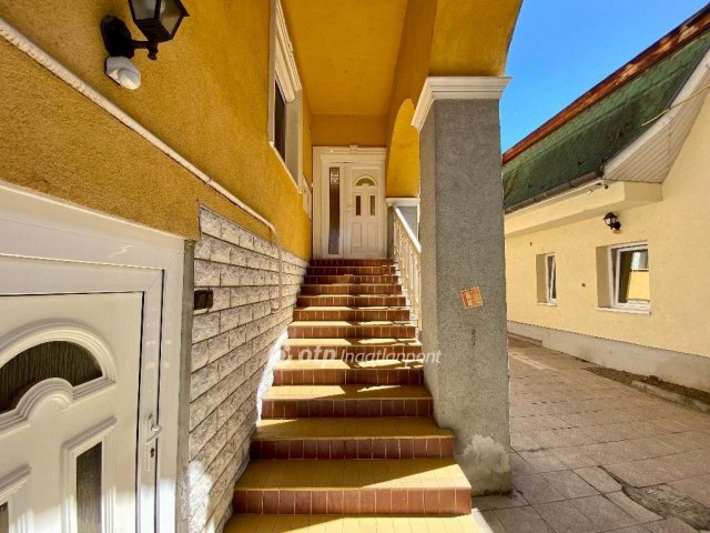 Eladó családi ház, Esztergomban 179 M Ft, 6+1 szobás