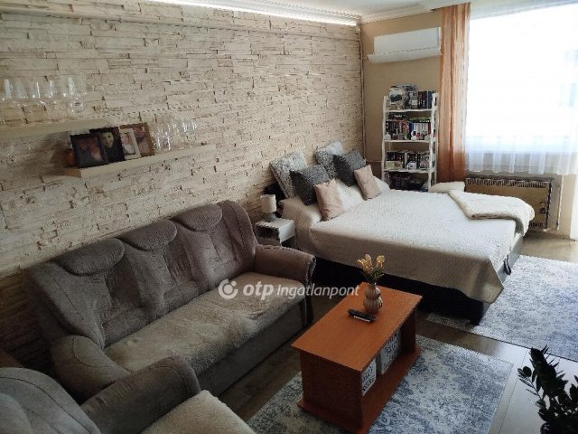 Eladó panellakás, Pápán 34.499 M Ft, 2 szobás