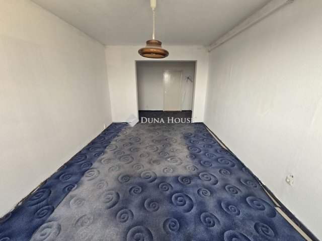 Eladó panellakás, Várpalotán 43.5 M Ft, 3 szobás