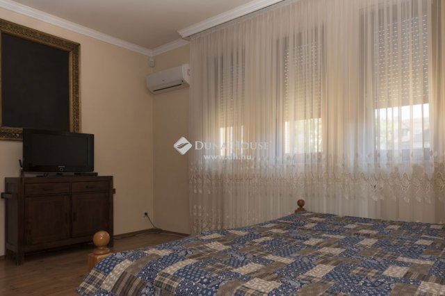 Eladó családi ház, Gödön 225 M Ft, 7 szobás