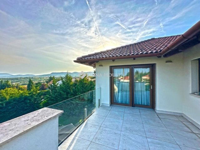 Eladó családi ház, Szentendrén 395.9 M Ft, 6 szobás